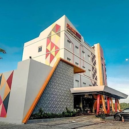 Front One Hotel Nganjuk Bagian luar foto